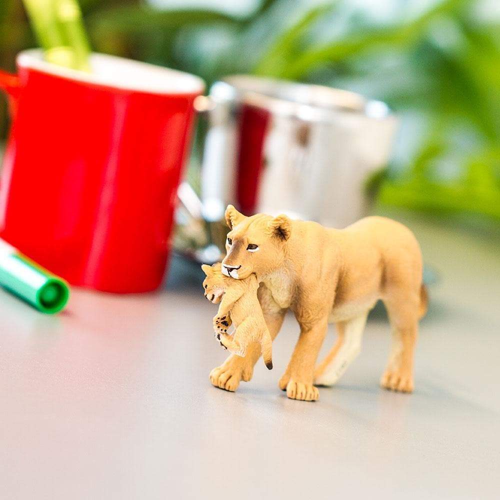Figurină realistă leoaică cu pui – Safari Ltd