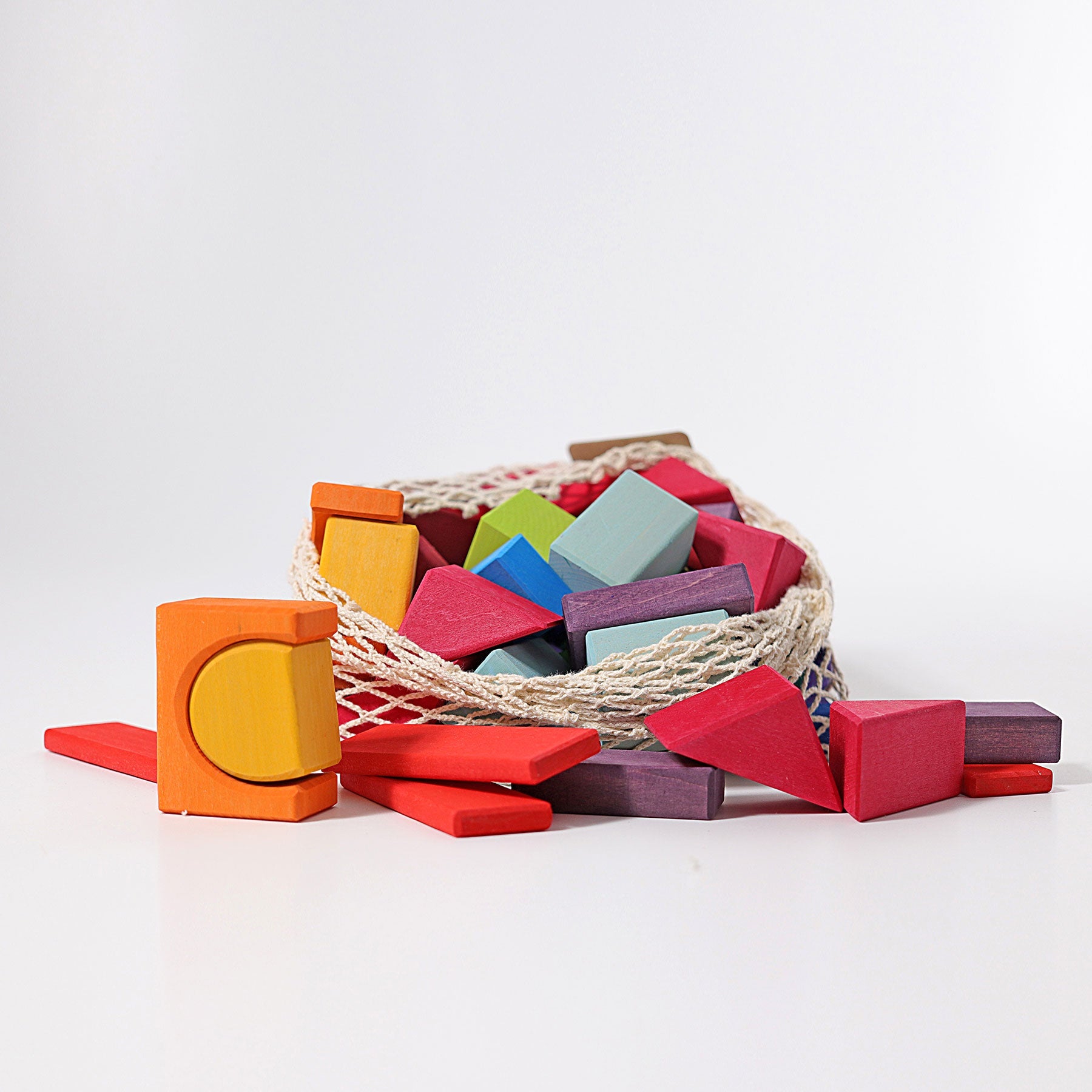 Set de 60 de blocuri geometrice colorate din lemn - Grimms