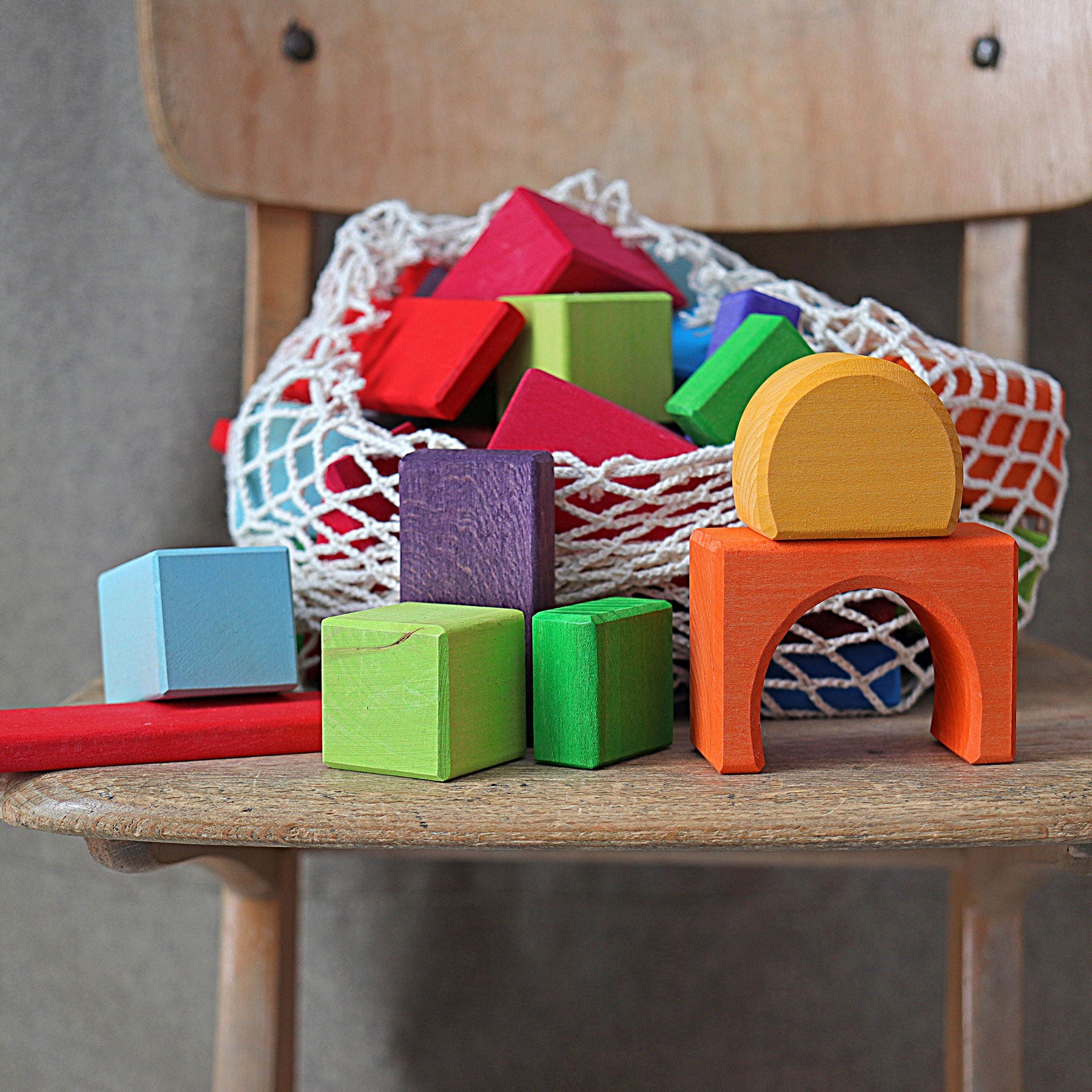 Set de 60 de blocuri geometrice colorate din lemn - Grimms