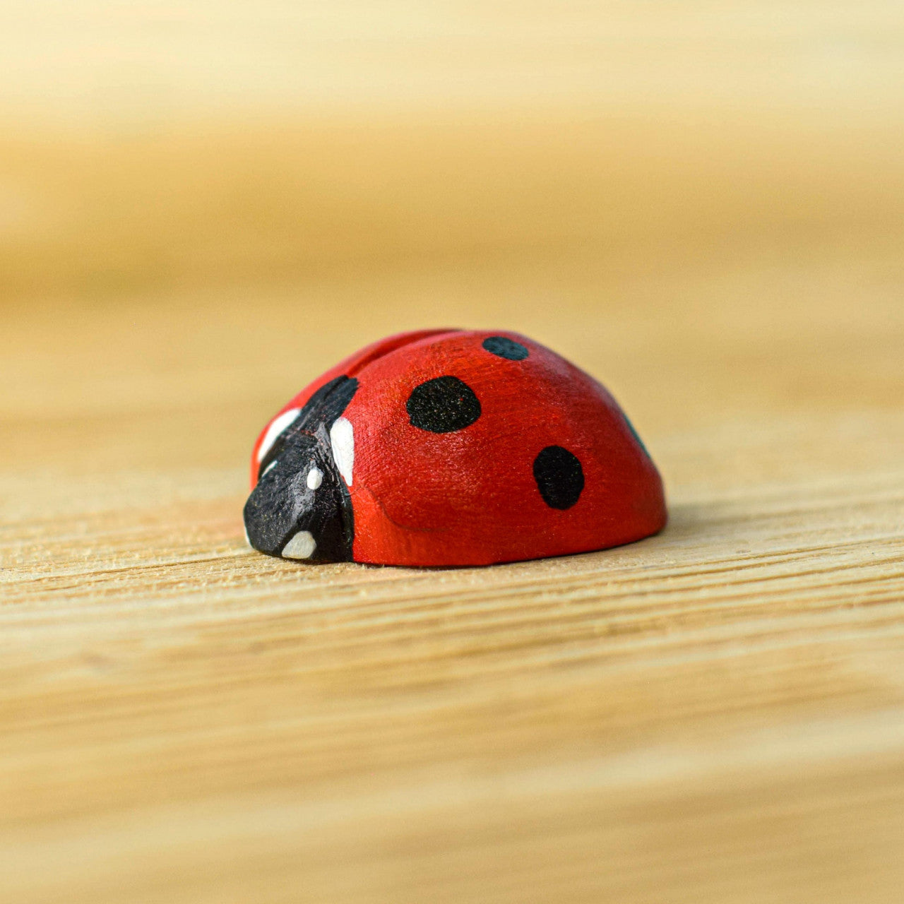 Figurină buburuză din lemn, 3 x 3 x 2 cm – BumbuToys